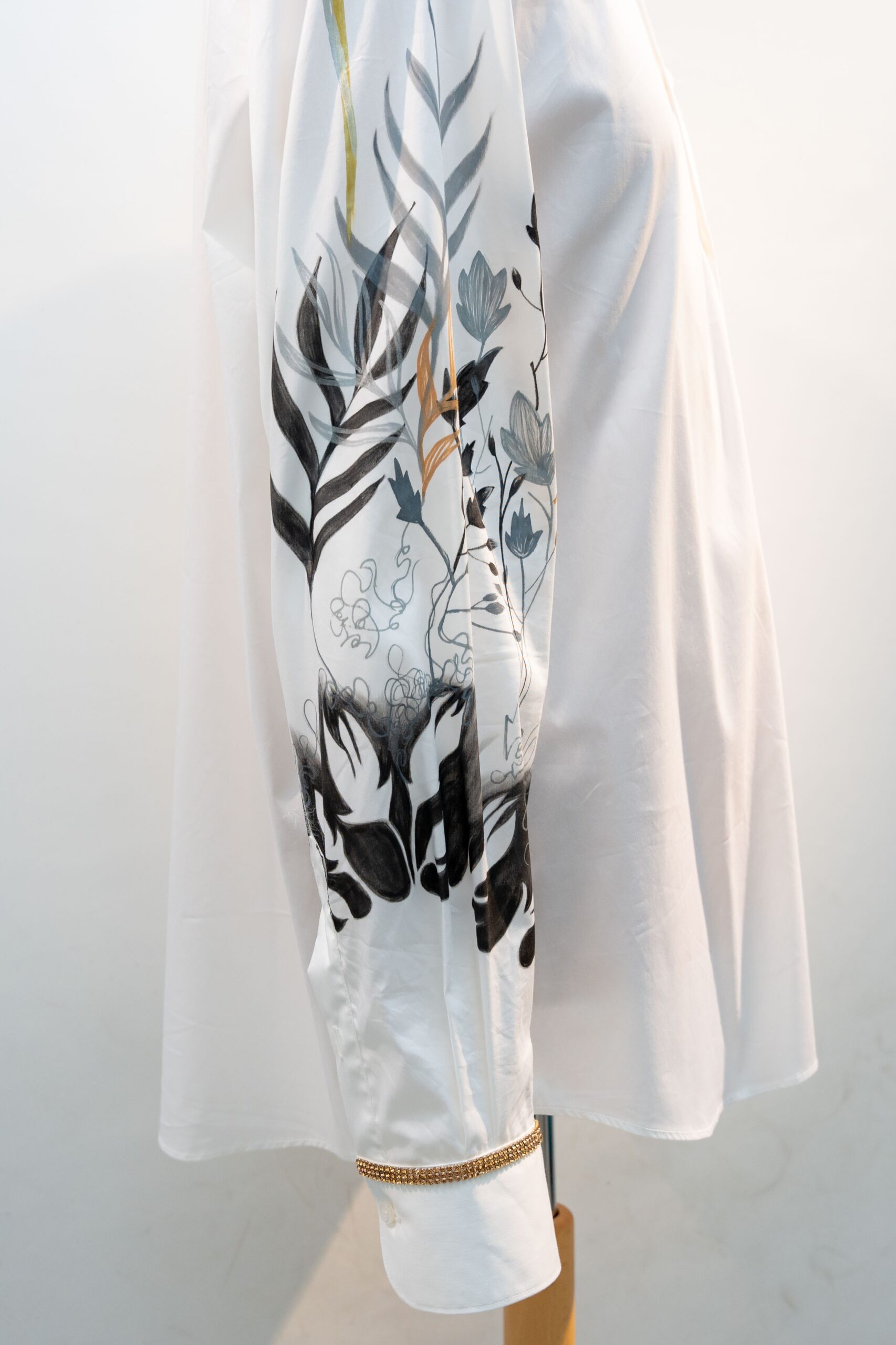 Camicia motivo floreale polsino swarovski - immagine 4