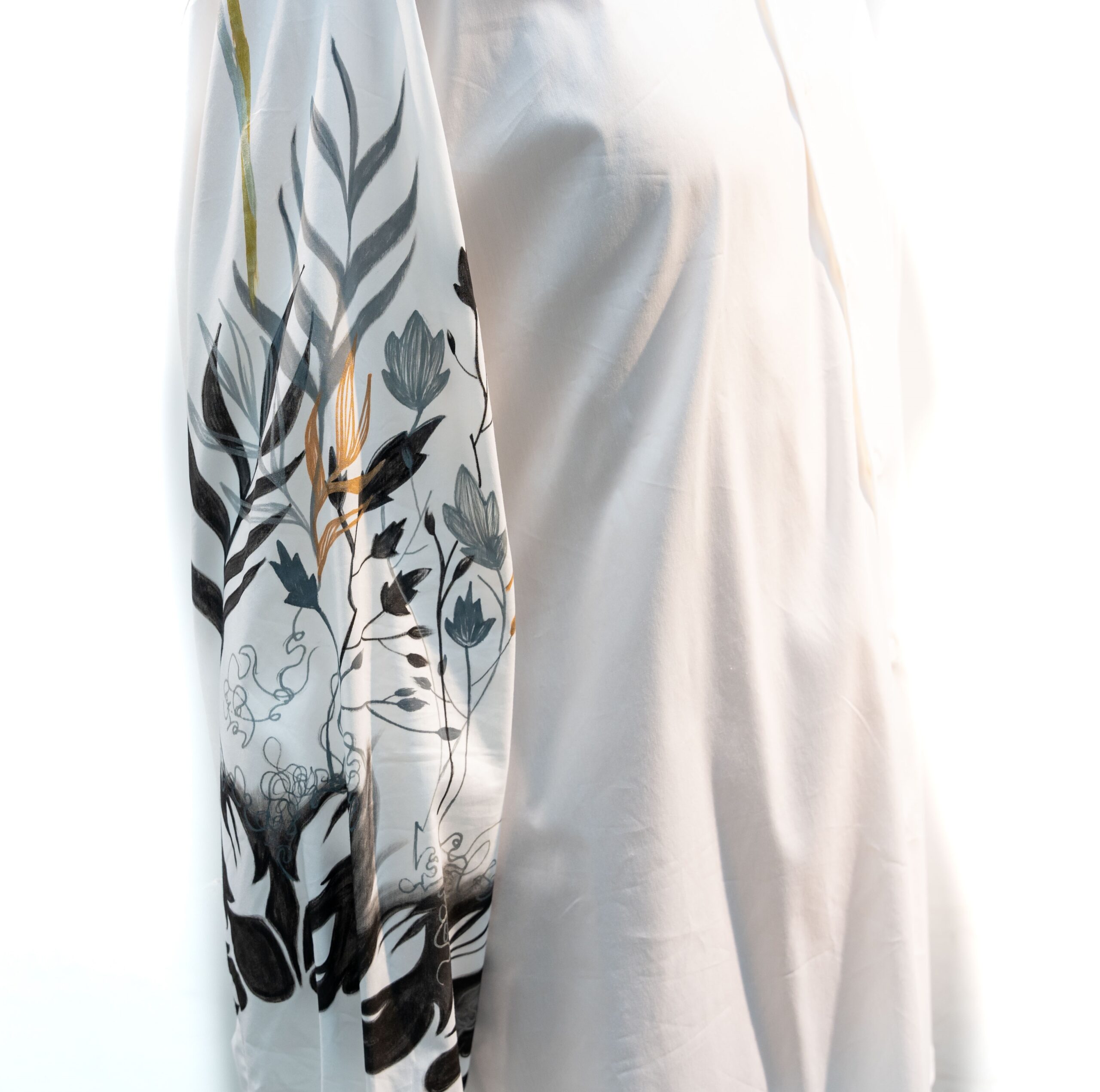 Camicia motivo floreale polsino swarovski - immagine 5
