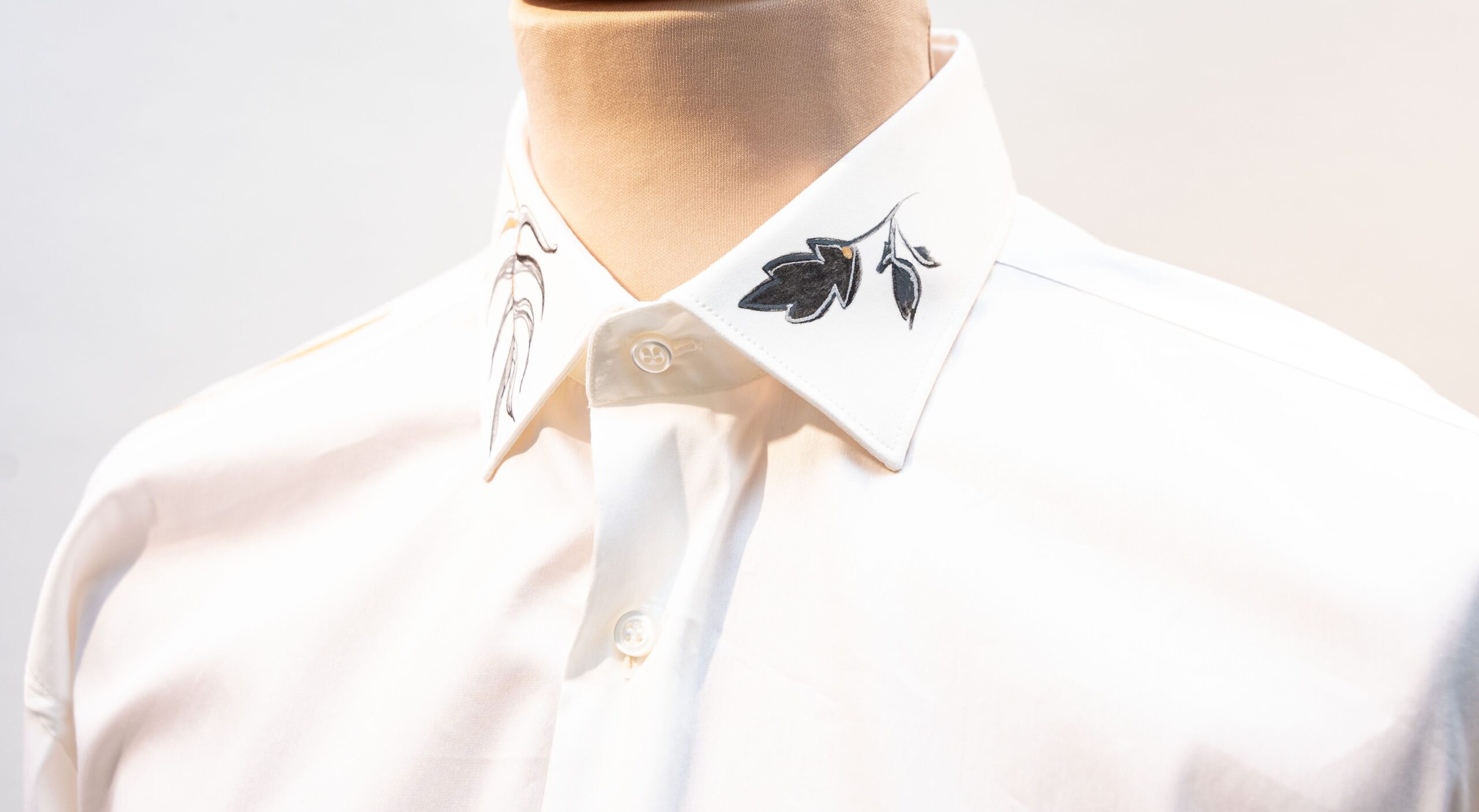 Camicia motivo floreale polsino swarovski - immagine 7