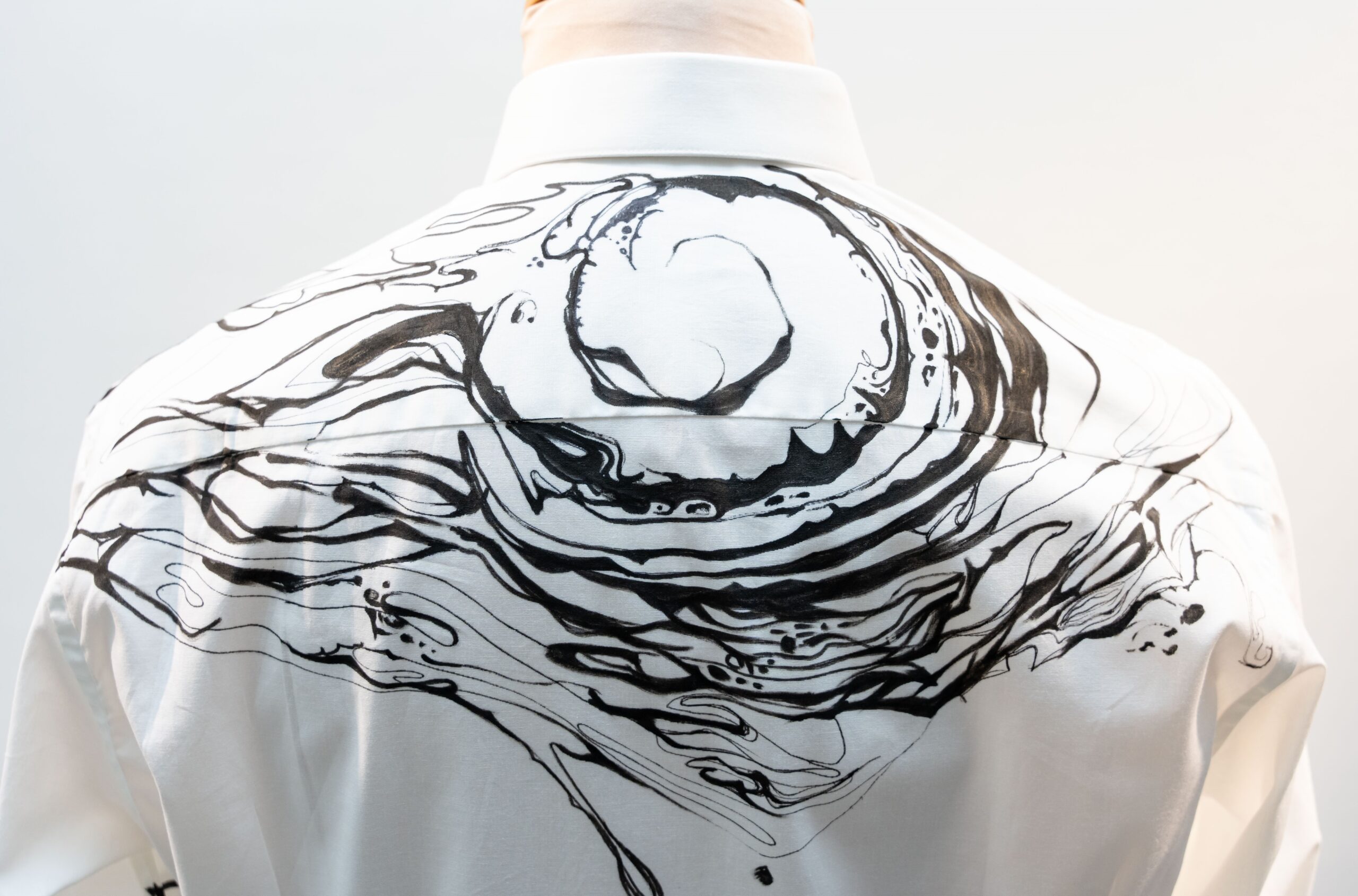 Camicia motivo maremoto - immagine 5