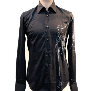 Camicia modello con donna fumante