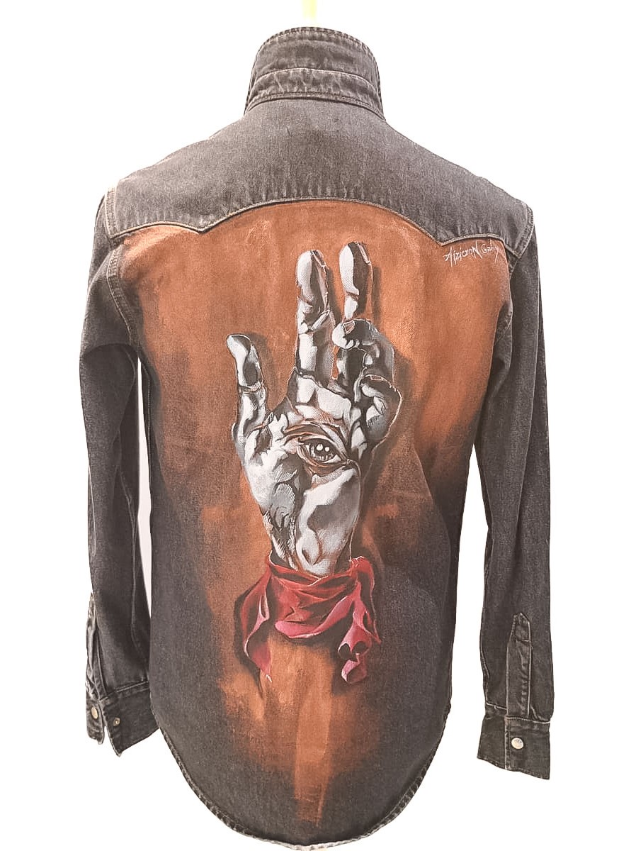 Camicia jeans motivo mano stilizzata