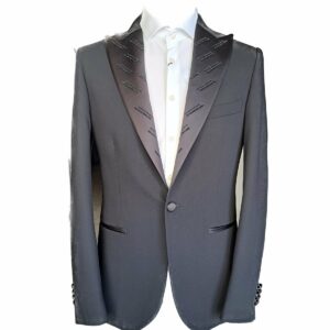 Abito smoking collo lancia e strass